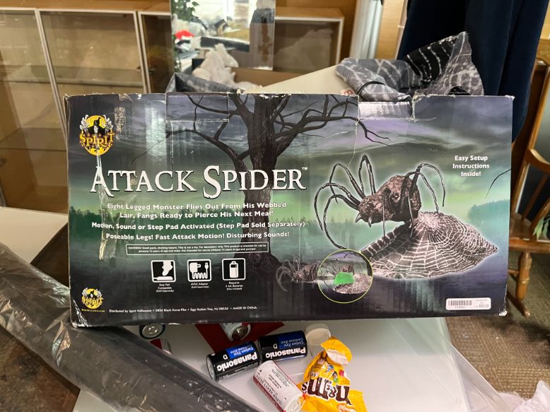 Attack Spider animatronic Halloween décor 