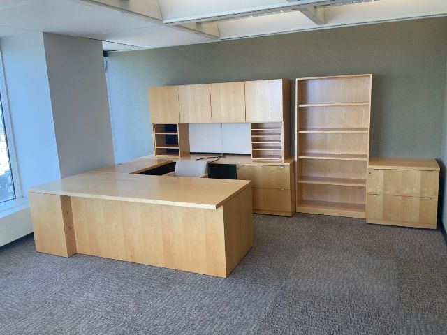 Geiger Private Offices
Executive &quot;U&quot; Group -  36x90 Single Pedestal Desk - BBF w/ Freestanding Hutch, Tackboards, Task light, Surface Storage Tower Desk, Center Drawer, Credenza w/ Double Lateral File &amp; BBF, Right Hand - Light Maple