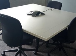 [#C7-149] Rectangular meeting table, with power outlet | Mesa de reunión rectangular, con toma de corriente