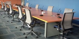 [#C6-237] Wood table, modular, with outlets | Mesa de madera, modular, con salidas